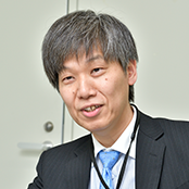 総務部 総務課 課長補佐 藤井 秀実 様