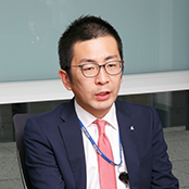 システム部 次世代システム開発室 課長代理 金子 隼人 様